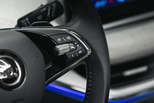 Adaptéry pro ovládání na volantu: proč jsou nezbytné a jak fungují