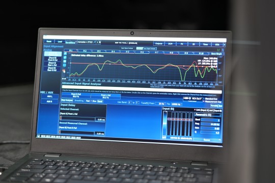 Zvuk začíná u zdroje – jak překonat limity tovární jednotky a dosáhnout studiové kvality zvuku v autě