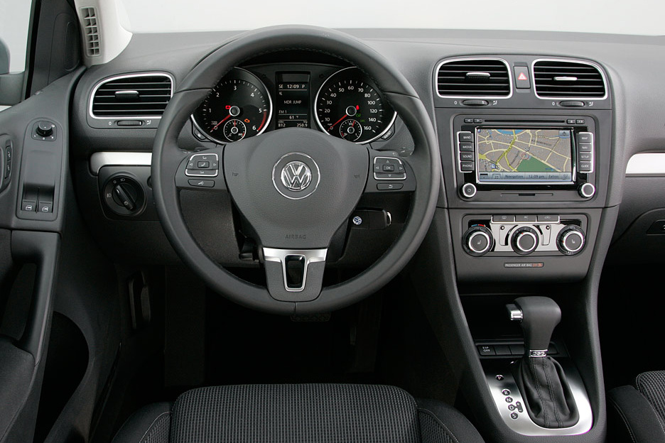 VW Golf V - montáž reproduktorů a autorádia 